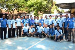 Panitia KNPI Cup I berfoto bersama seusai acara pembukaan berlangsung.